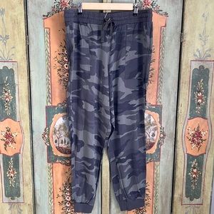 XL Splendid Joggers green cammo
